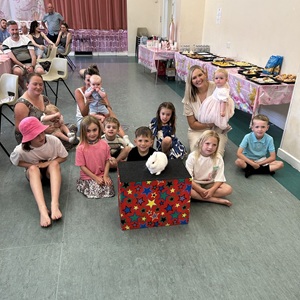 Children’s entertainer Magic Stuart performing a fun magic show in Derby